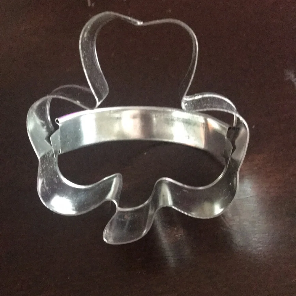 Amscan Vintage Green St. Patrick’s Day Lot 4 Cookie Cutters and Metal Shamrock